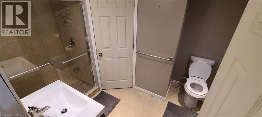 77 Thames Way, Hamilton, ON - Indoor Photo Showing Other Room