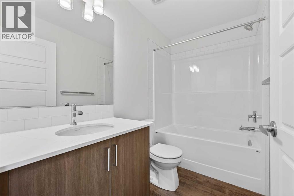 Upstairs full bathroom - 64 Creekside Drive Sw, Calgary, AB - Indoor Photo Showing Bathroom