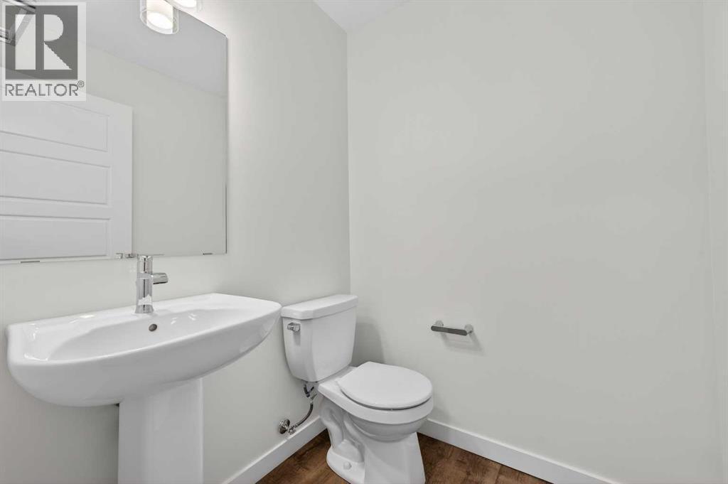 Main level bathroom - 64 Creekside Drive Sw, Calgary, AB - Indoor Photo Showing Bathroom