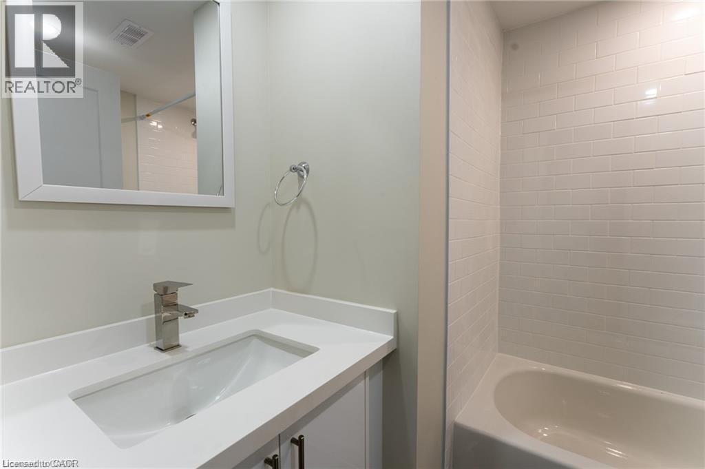 700 Lawrence Road Unit# 103, Hamilton, ON - Indoor Photo Showing Bathroom