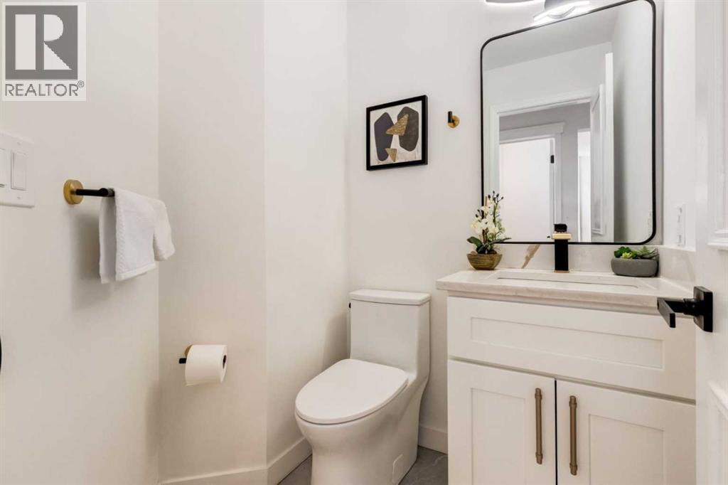 113 Straddock Terrace Sw, Calgary, AB - Indoor Photo Showing Bathroom