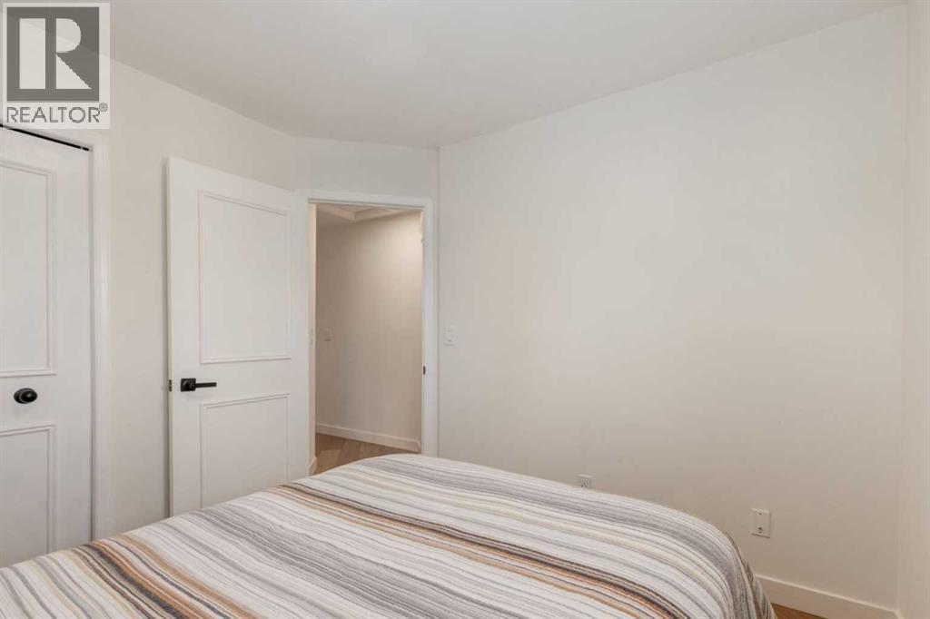 113 Straddock Terrace Sw, Calgary, AB - Indoor Photo Showing Bedroom