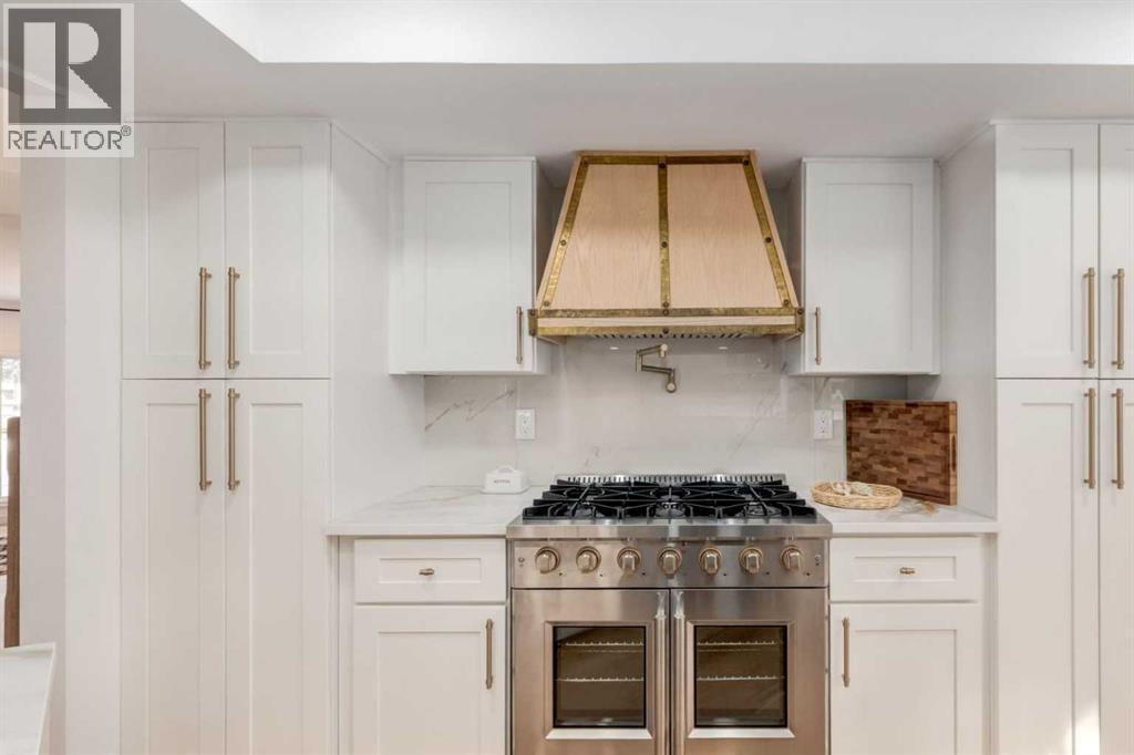 113 Straddock Terrace Sw, Calgary, AB - Indoor Photo Showing Kitchen