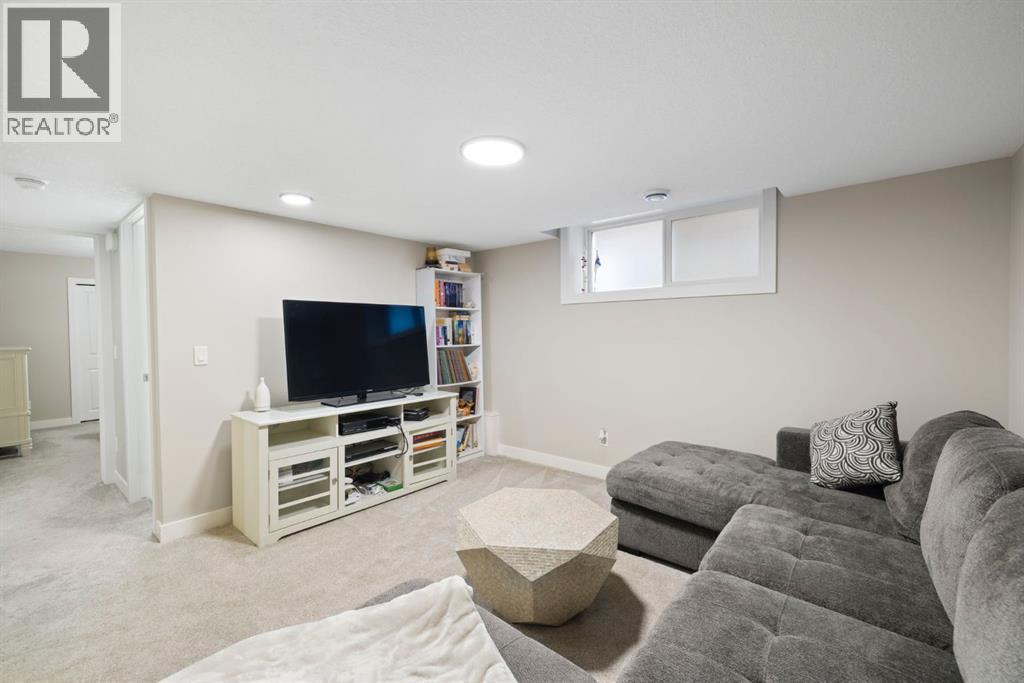 8 Emberside Glen, Cochrane, AB - Indoor