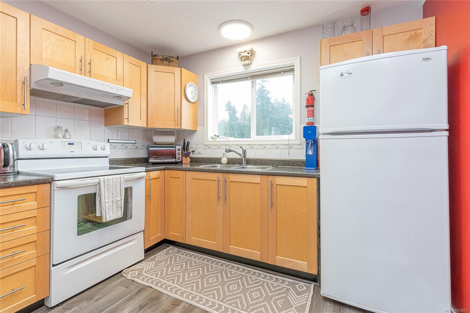 305B-3000 Oak St, Chemainus, BC - Indoor Photo Showing Kitchen With Double Sink