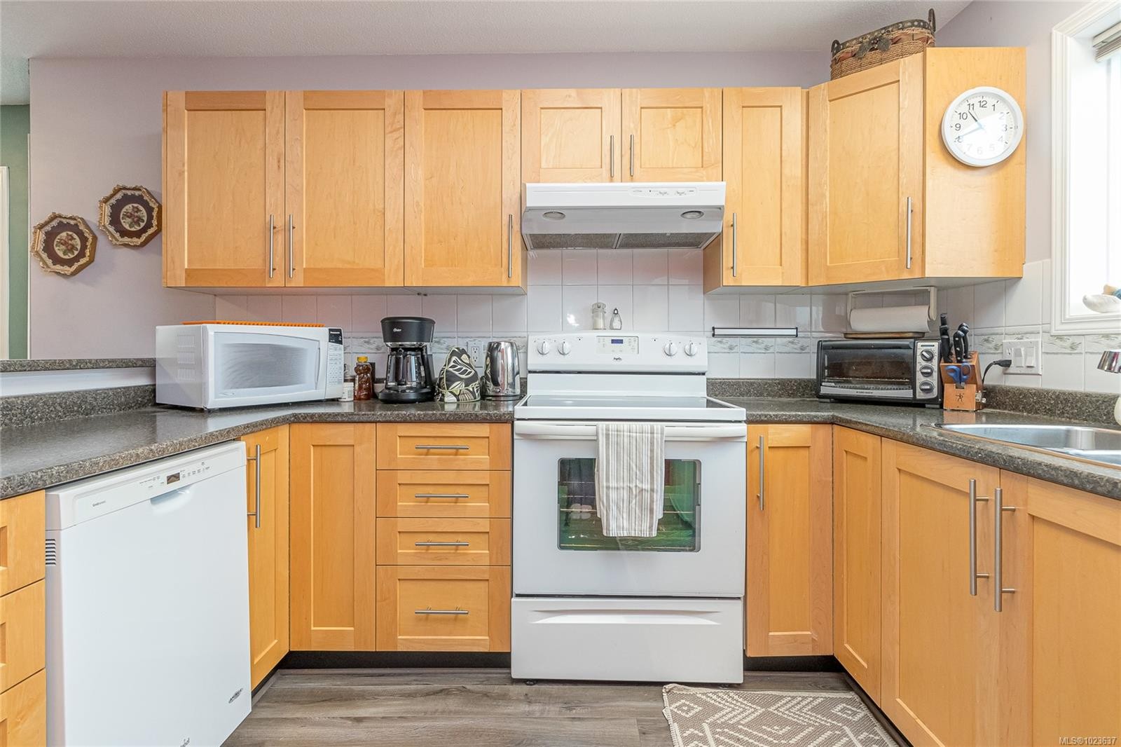 305B-3000 Oak St, Chemainus, BC - Indoor Photo Showing Kitchen