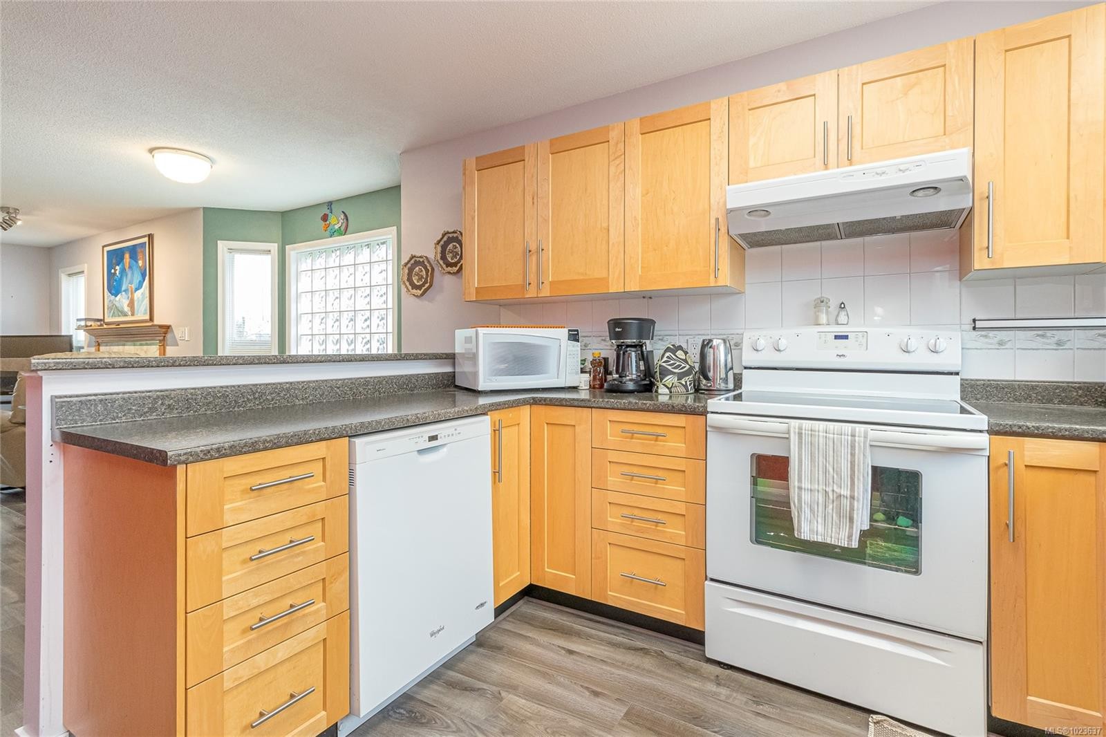 305B-3000 Oak St, Chemainus, BC - Indoor Photo Showing Kitchen