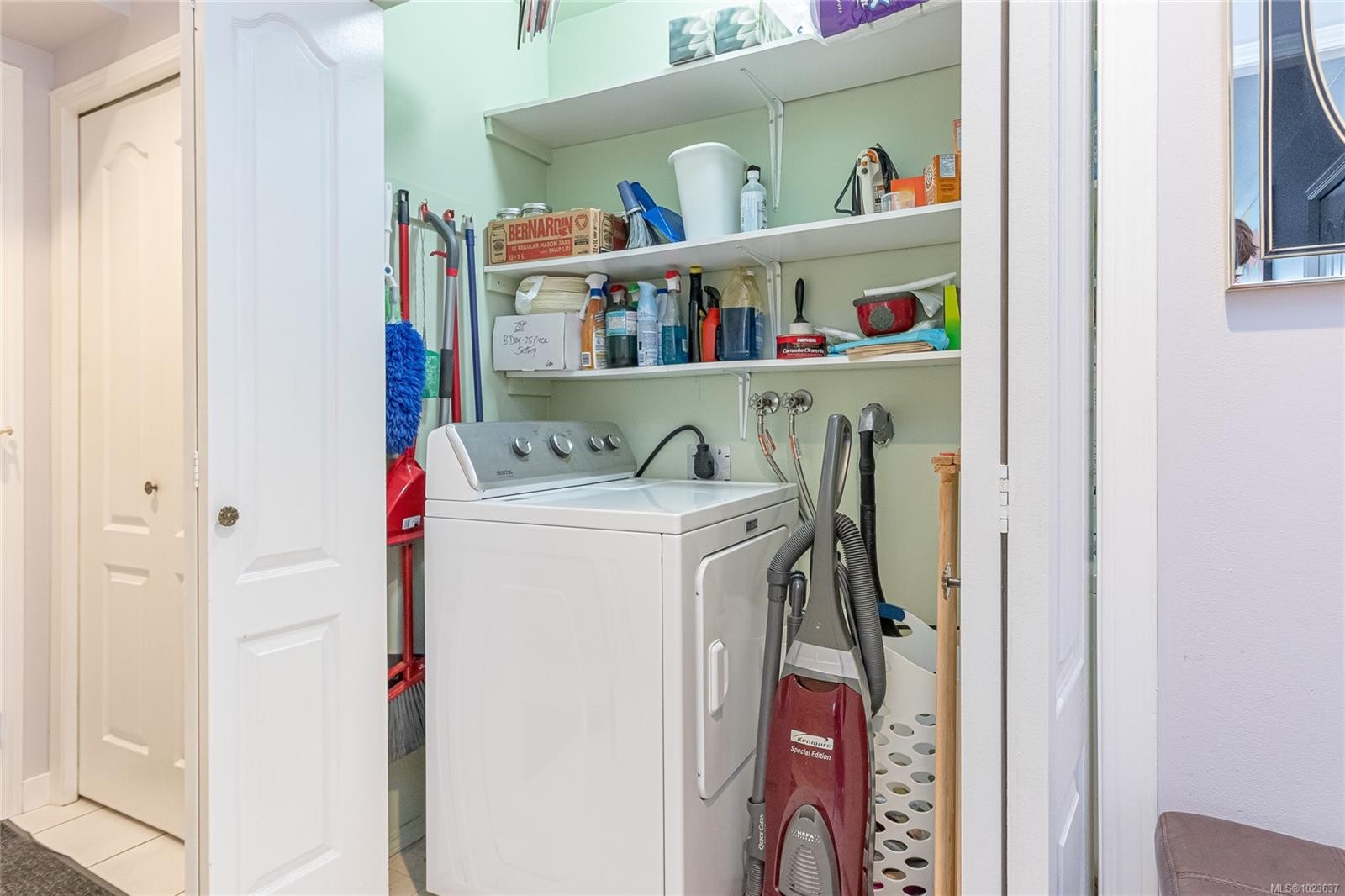305B-3000 Oak St, Chemainus, BC - Indoor Photo Showing Laundry Room