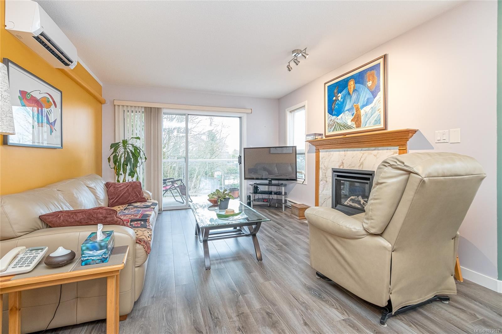 305B-3000 Oak St, Chemainus, BC - Indoor Photo Showing Living Room With Fireplace