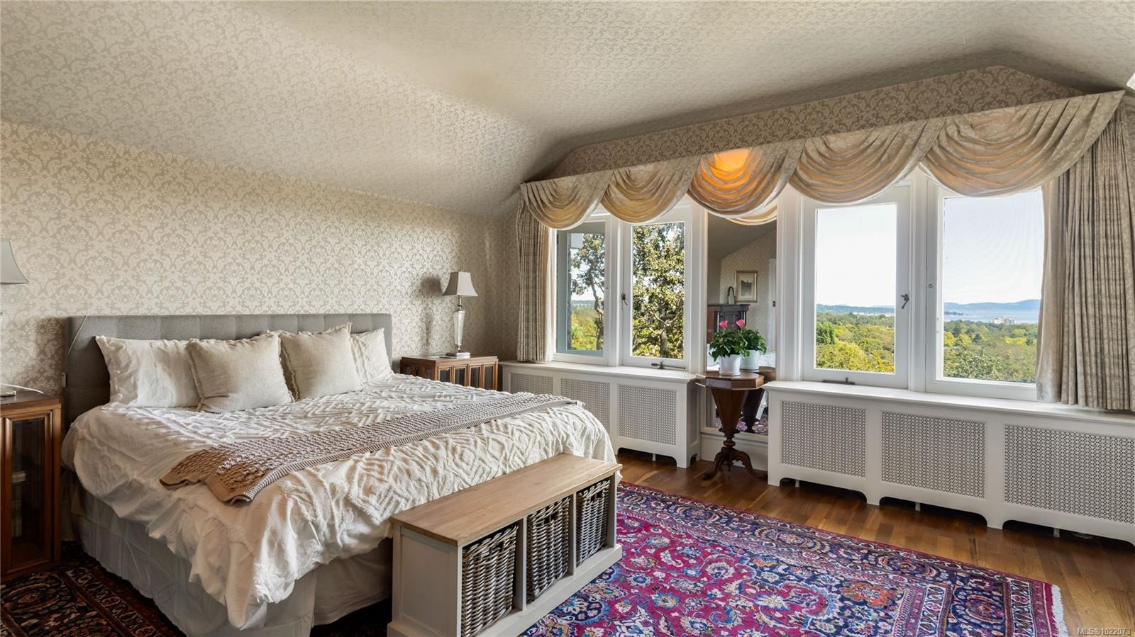 305 Denison Rd, Oak Bay, BC