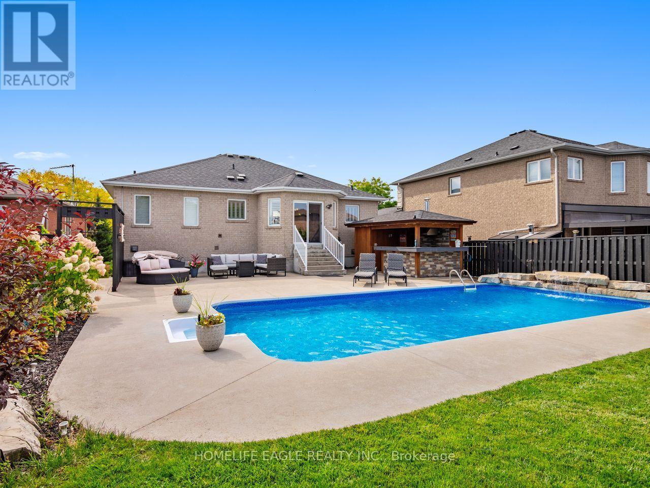 15 Eve Court, Bradford West Gwillimbury, ON - Outdoor With In Ground Pool With Backyard With Exterior