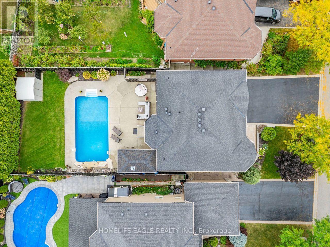 15 Eve Court, Bradford West Gwillimbury, ON - Outdoor With In Ground Pool