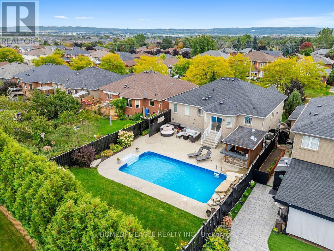 15 Eve Court, Bradford West Gwillimbury, ON - Outdoor With In Ground Pool With View