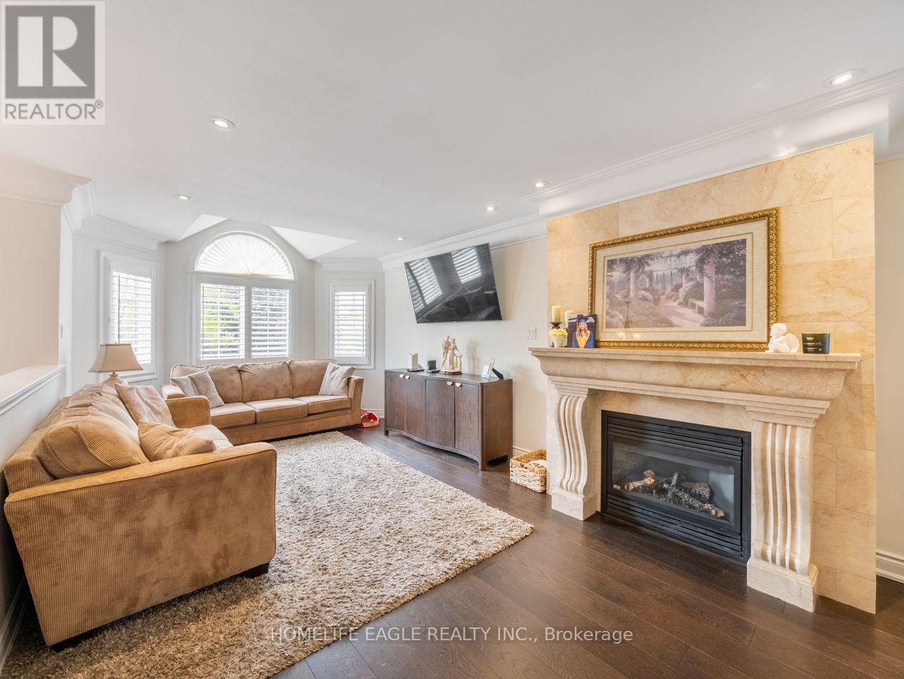 15 Eve Court, Bradford West Gwillimbury, ON - Indoor Photo Showing Living Room With Fireplace