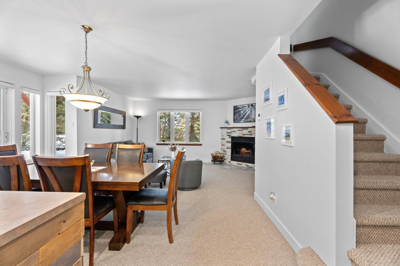 Vue d'ensemble - 1752 Ch. Du Golf, Mont-Tremblant, QC - Indoor Photo Showing Dining Room With Fireplace