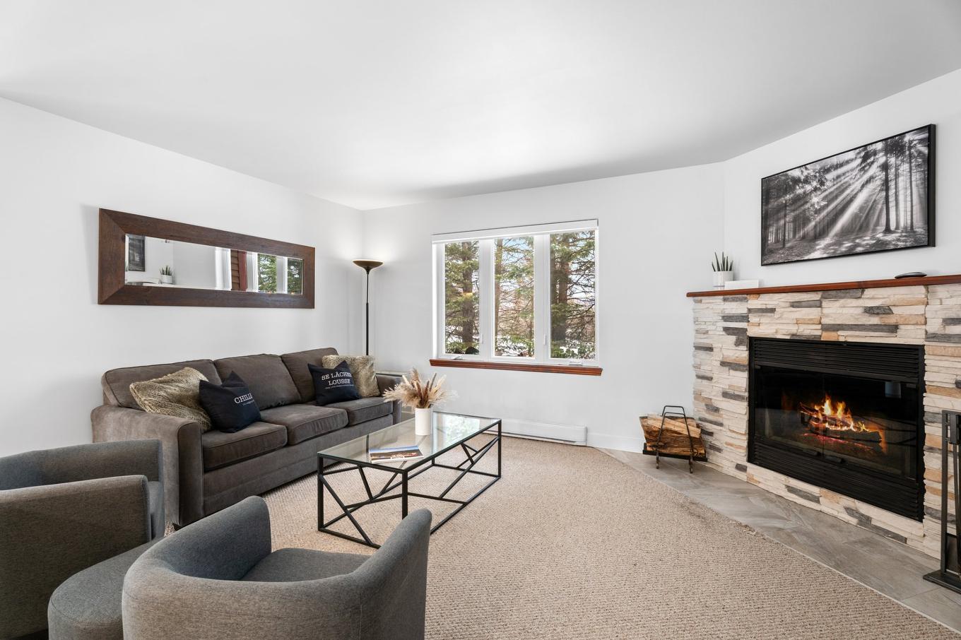 Salon - 1752 Ch. Du Golf, Mont-Tremblant, QC - Indoor Photo Showing Living Room With Fireplace