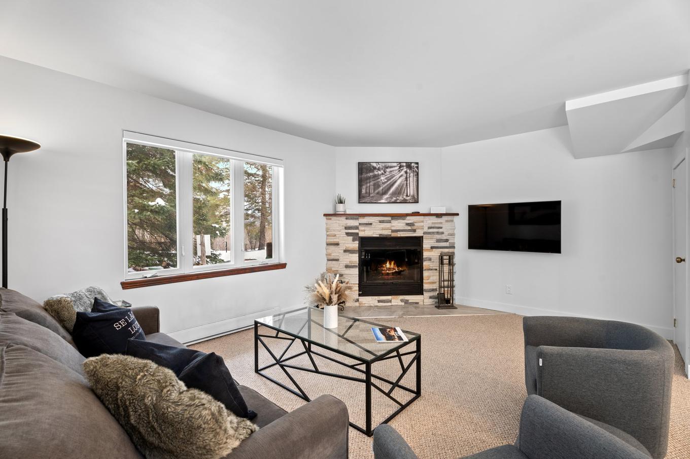Salon - 1752 Ch. Du Golf, Mont-Tremblant, QC - Indoor Photo Showing Living Room With Fireplace