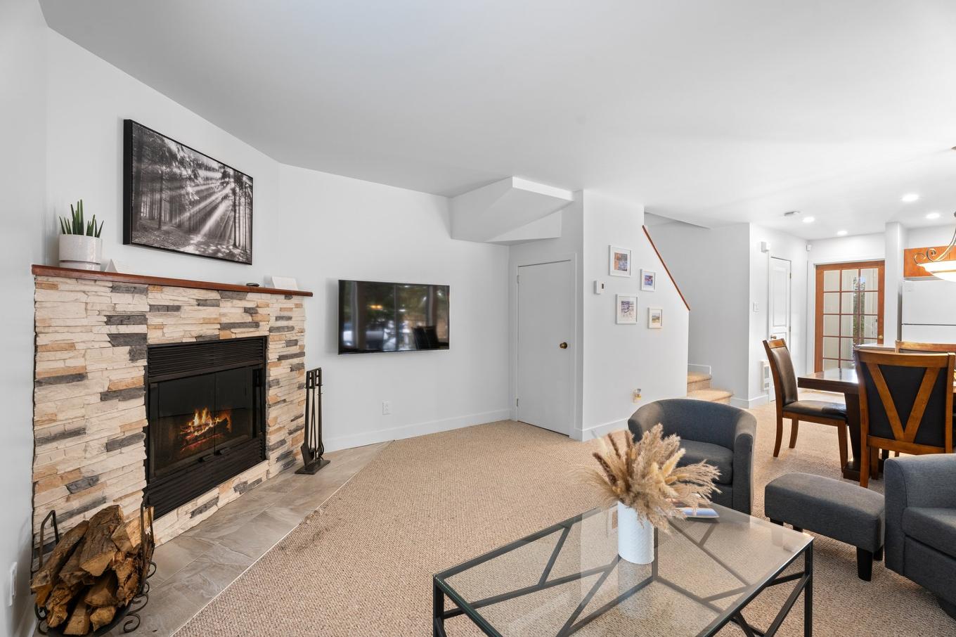 Salon - 1752 Ch. Du Golf, Mont-Tremblant, QC - Indoor Photo Showing Living Room With Fireplace