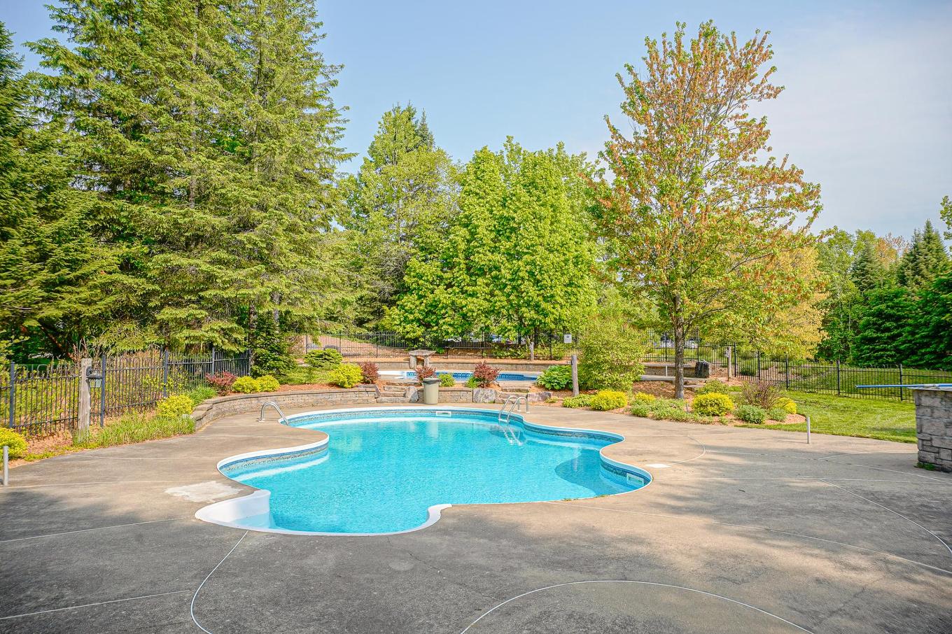 Piscine - 1752 Ch. Du Golf, Mont-Tremblant, QC - Outdoor With In Ground Pool With Backyard