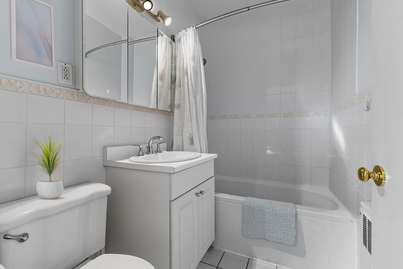 Ensuite bathroom - 4900 Boul. Cavendish, Montréal (Côte-Des-Neiges/Notre-Dame-De-Grâce), QC - Indoor Photo Showing Bathroom