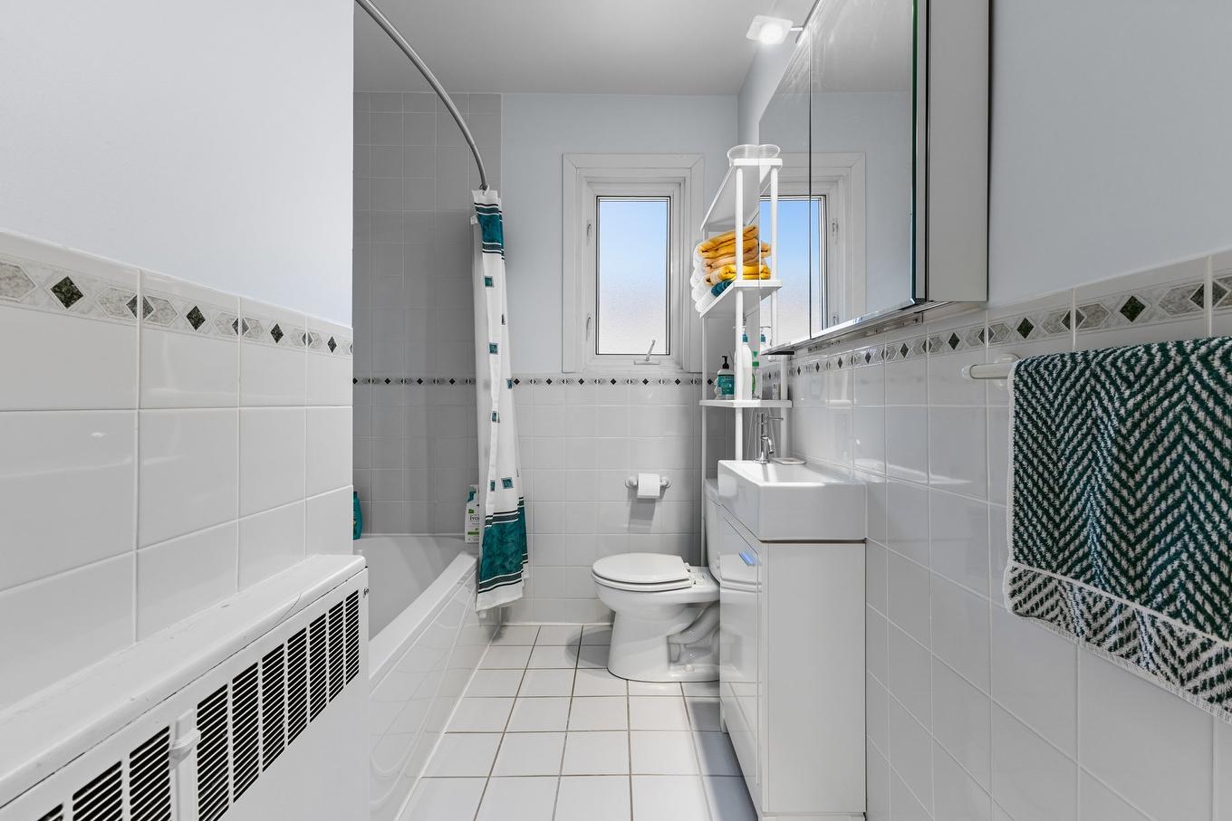 Bathroom - 4900 Boul. Cavendish, Montréal (Côte-Des-Neiges/Notre-Dame-De-Grâce), QC - Indoor Photo Showing Bathroom