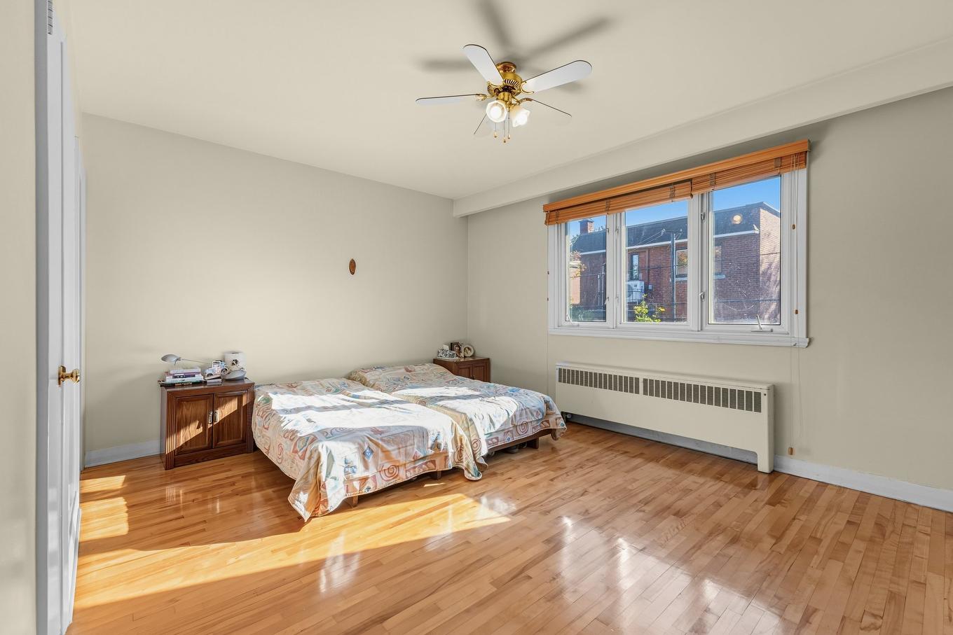 Primary bedroom - 4900 Boul. Cavendish, Montréal (Côte-Des-Neiges/Notre-Dame-De-Grâce), QC - Indoor Photo Showing Bedroom