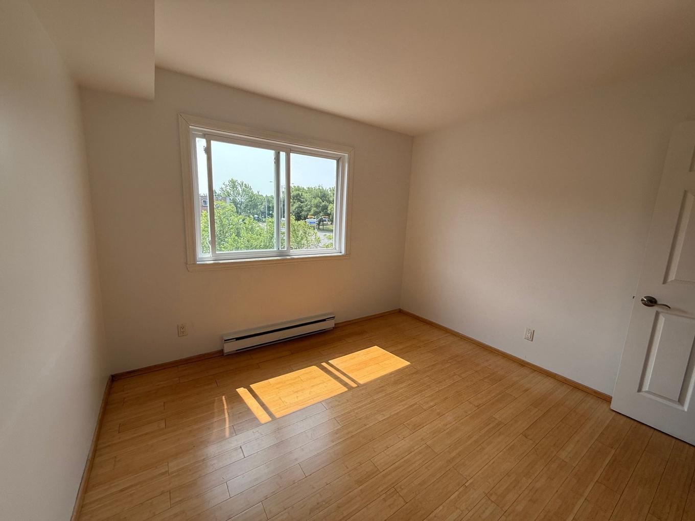 Chambre à coucher - 301-645 Place Chomedey, Laval (Chomedey), QC - Indoor Photo Showing Other Room