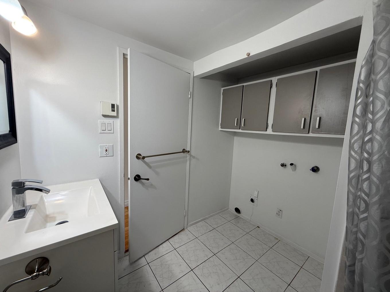 Salle de lavage - 301-645 Place Chomedey, Laval (Chomedey), QC - Indoor Photo Showing Bathroom