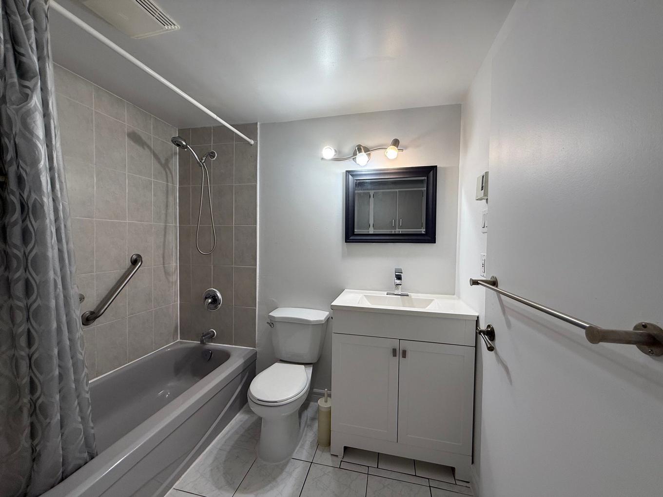 Salle de bains - 301-645 Place Chomedey, Laval (Chomedey), QC - Indoor Photo Showing Bathroom
