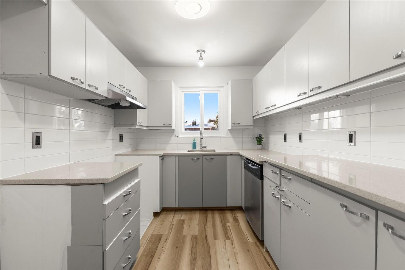 Kitchen - 301-645 Place Chomedey, Laval (Chomedey), QC - Indoor Photo Showing Kitchen With Upgraded Kitchen
