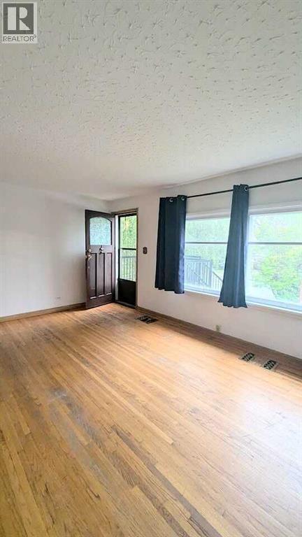 1436 22 Avenue Nw, Calgary, AB - Indoor Photo Showing Other Room