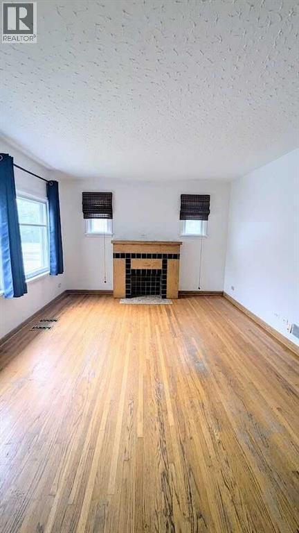1436 22 Avenue Nw, Calgary, AB - Indoor Photo Showing Living Room With Fireplace