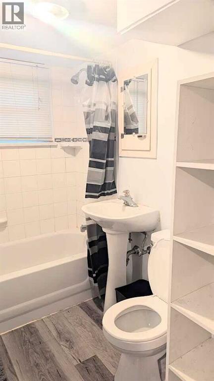 1436 22 Avenue Nw, Calgary, AB - Indoor Photo Showing Bathroom