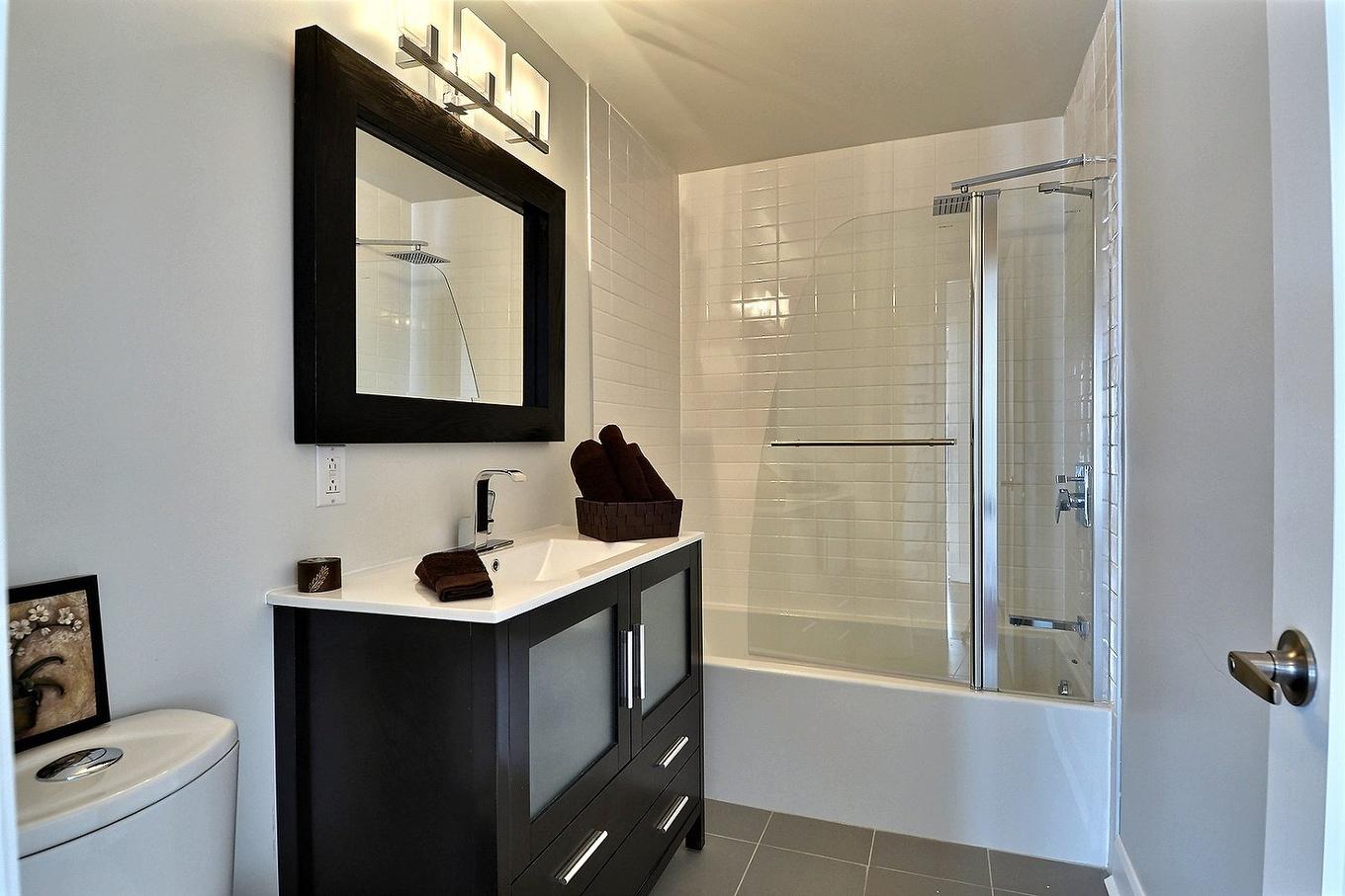 Bathroom - 564 Rue Le Royer, Saint-Lambert, QC - Indoor Photo Showing Bathroom