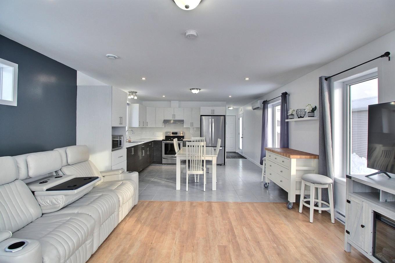 Overall view - 222 Rue Lauzanne, Val-D'Or, QC - Indoor Photo Showing Living Room