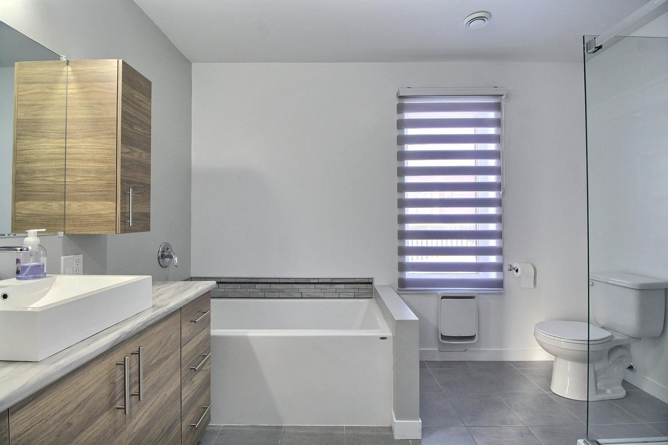 Bathroom - 222 Rue Lauzanne, Val-D'Or, QC - Indoor Photo Showing Bathroom