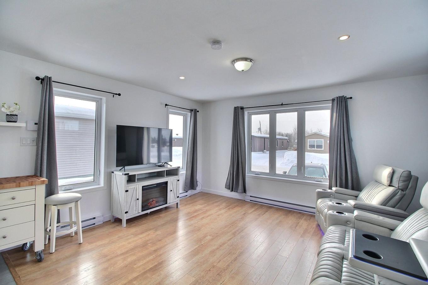 Living room - 222 Rue Lauzanne, Val-D'Or, QC - Indoor Photo Showing Living Room