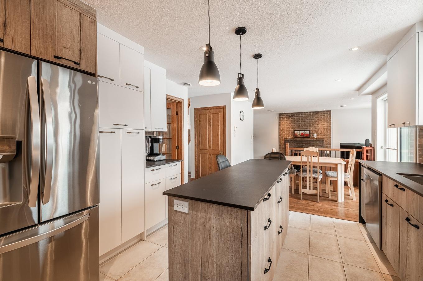 Kitchen - 1095 Rue Rembrandt, Brossard, QC - Indoor Photo Showing Kitchen With Upgraded Kitchen