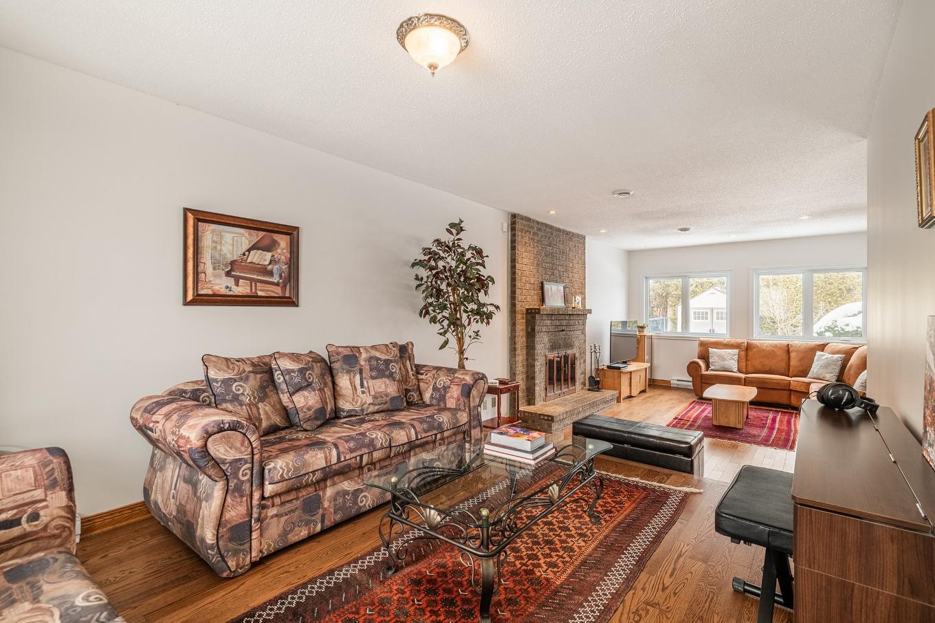 Living room - 1095 Rue Rembrandt, Brossard, QC - Indoor Photo Showing Living Room With Fireplace