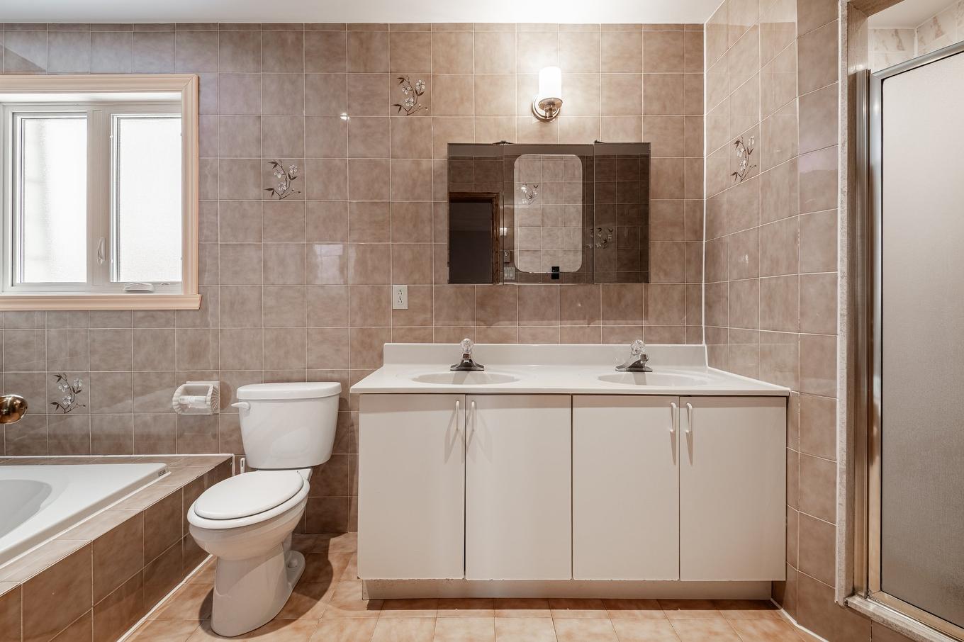 Bathroom - 1095 Rue Rembrandt, Brossard, QC - Indoor Photo Showing Bathroom