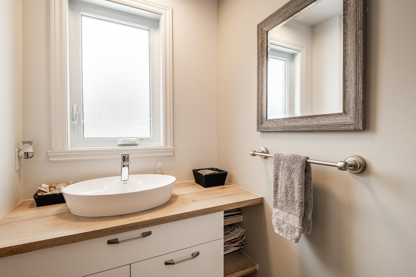 Powder room - 1095 Rue Rembrandt, Brossard, QC - Indoor Photo Showing Bathroom