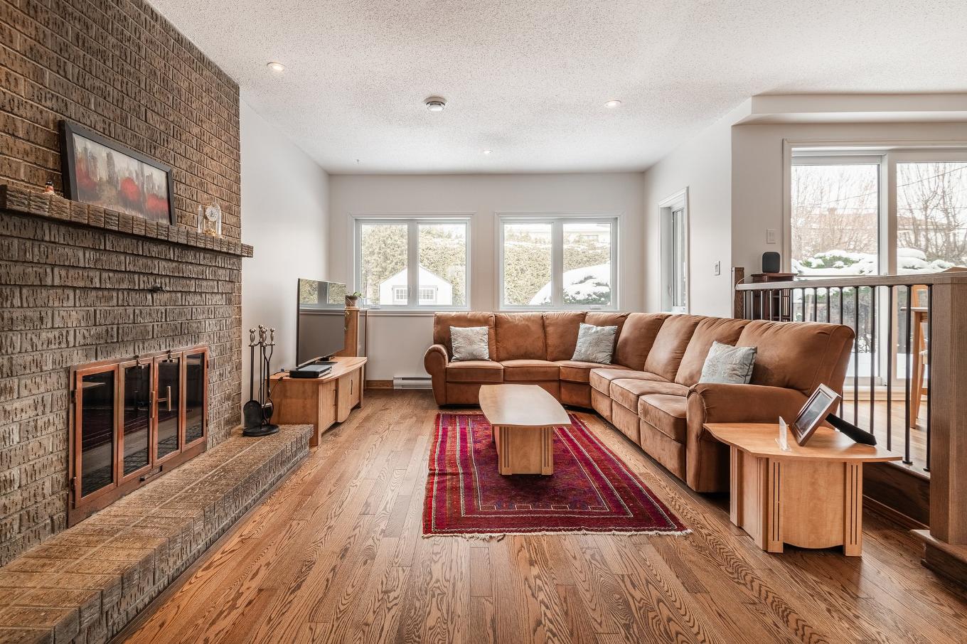 Family room - 1095 Rue Rembrandt, Brossard, QC - Indoor Photo Showing Living Room With Fireplace