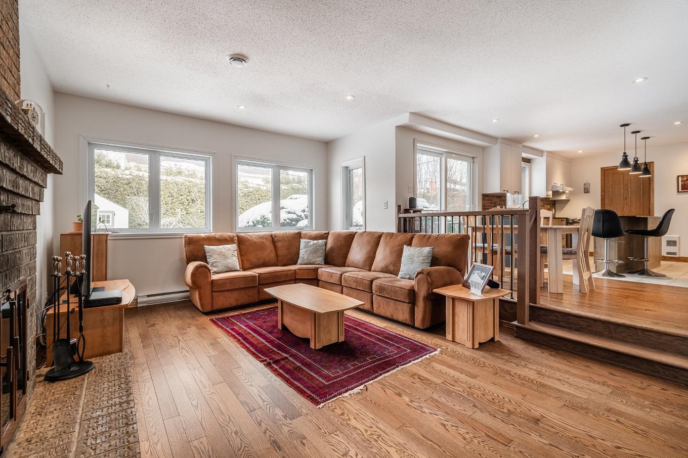 Family room - 1095 Rue Rembrandt, Brossard, QC - Indoor Photo Showing Living Room With Fireplace