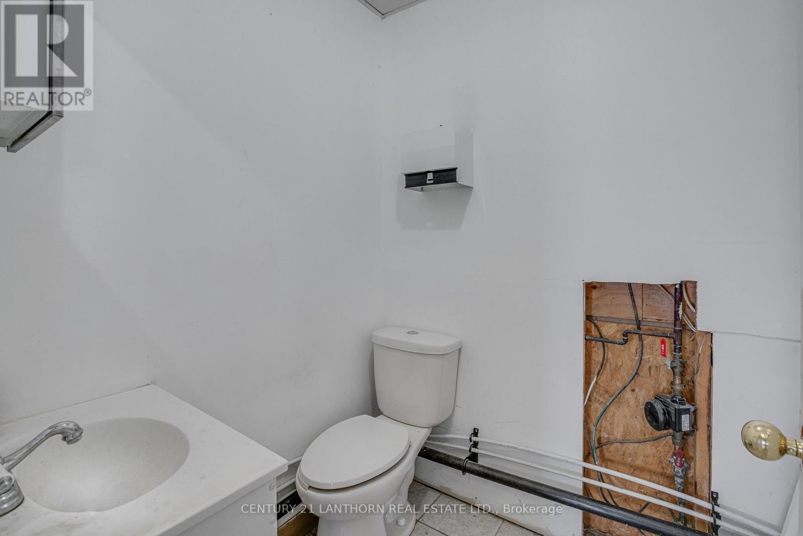 washroom 2 - 19 Terry Fox Drive, Champlain, ON