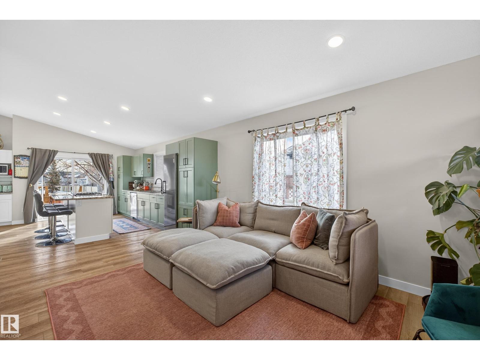 7 Lindsay Av, Spruce Grove, AB - Indoor Photo Showing Living Room