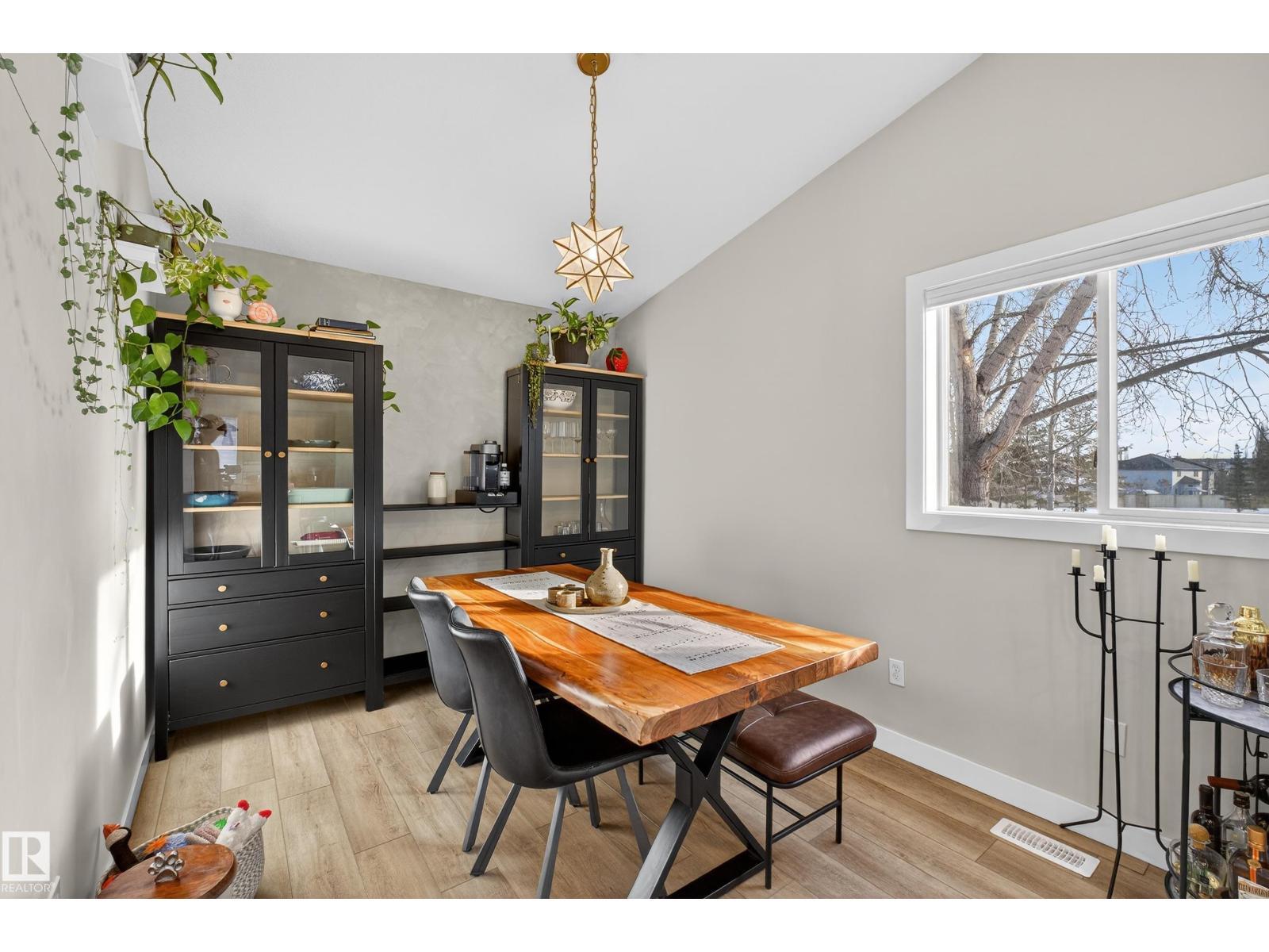 7 Lindsay Av, Spruce Grove, AB - Indoor Photo Showing Dining Room