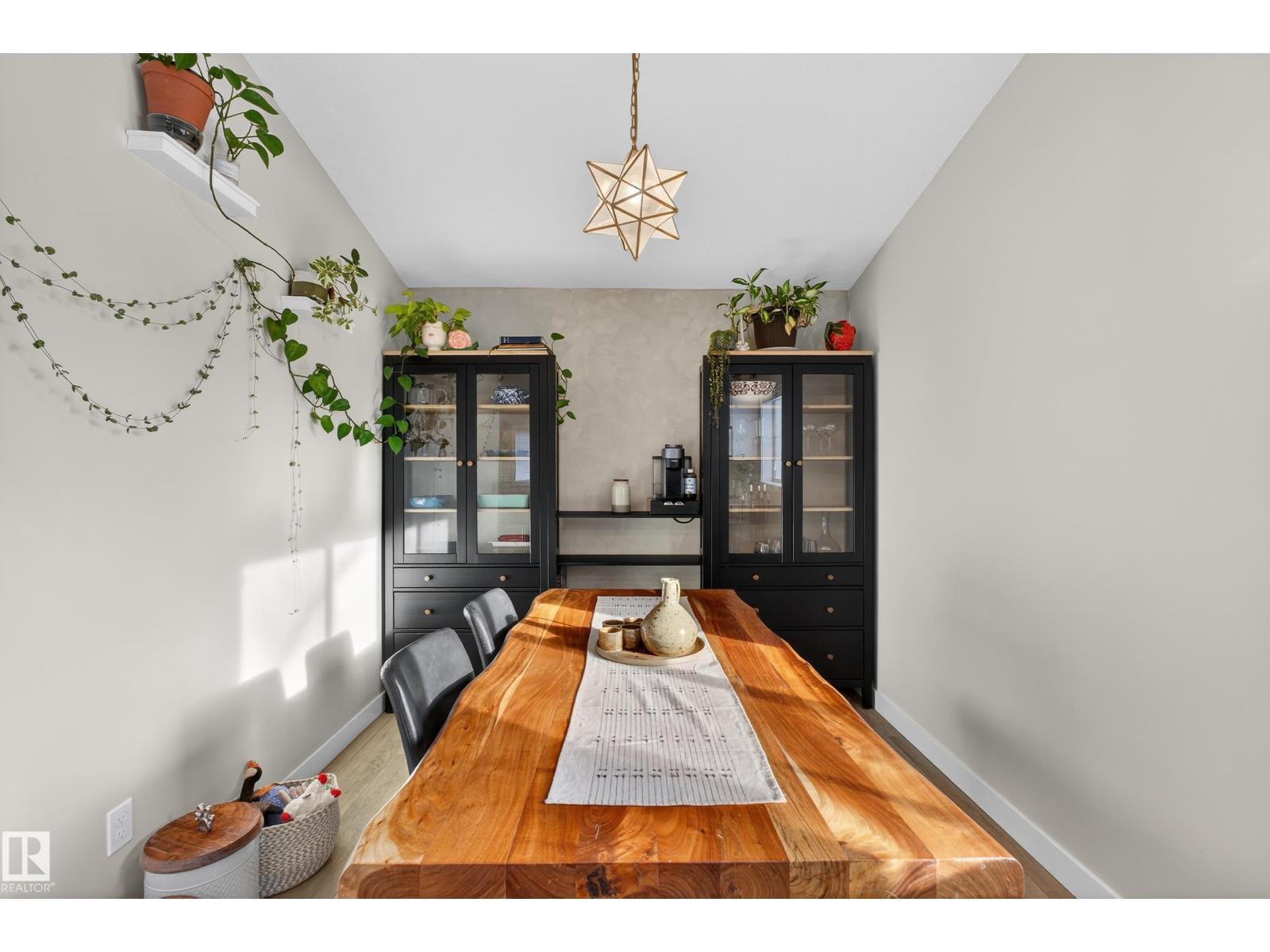 7 Lindsay Av, Spruce Grove, AB - Indoor Photo Showing Dining Room