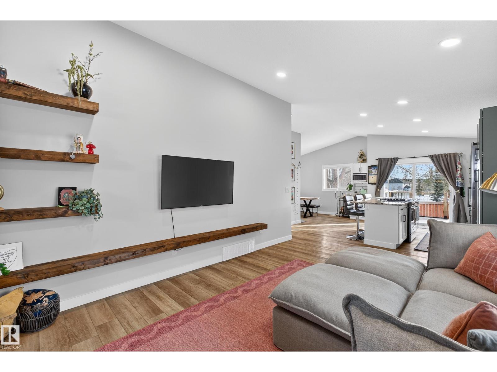 7 Lindsay Av, Spruce Grove, AB - Indoor Photo Showing Living Room