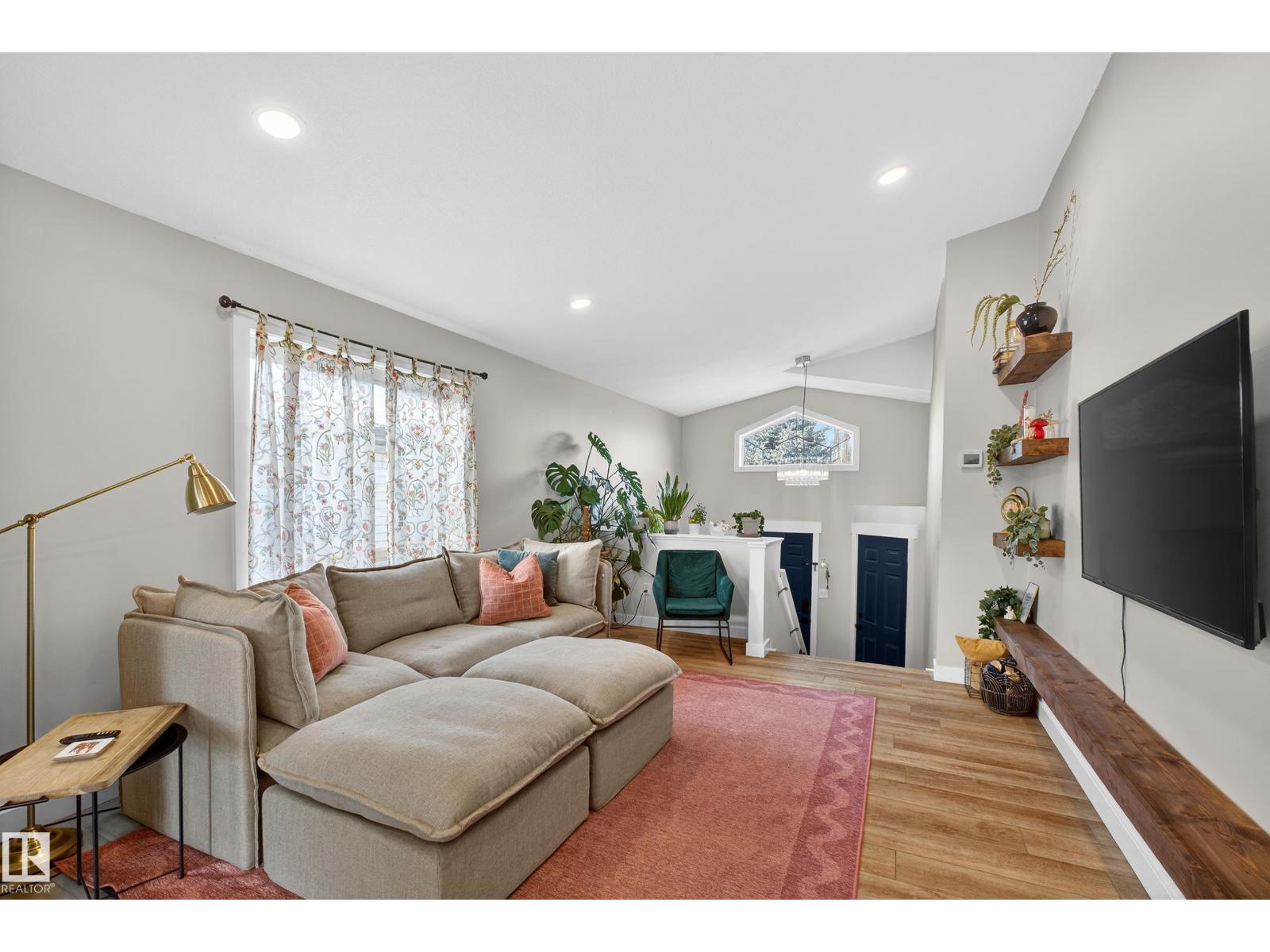 7 Lindsay Av, Spruce Grove, AB - Indoor Photo Showing Living Room