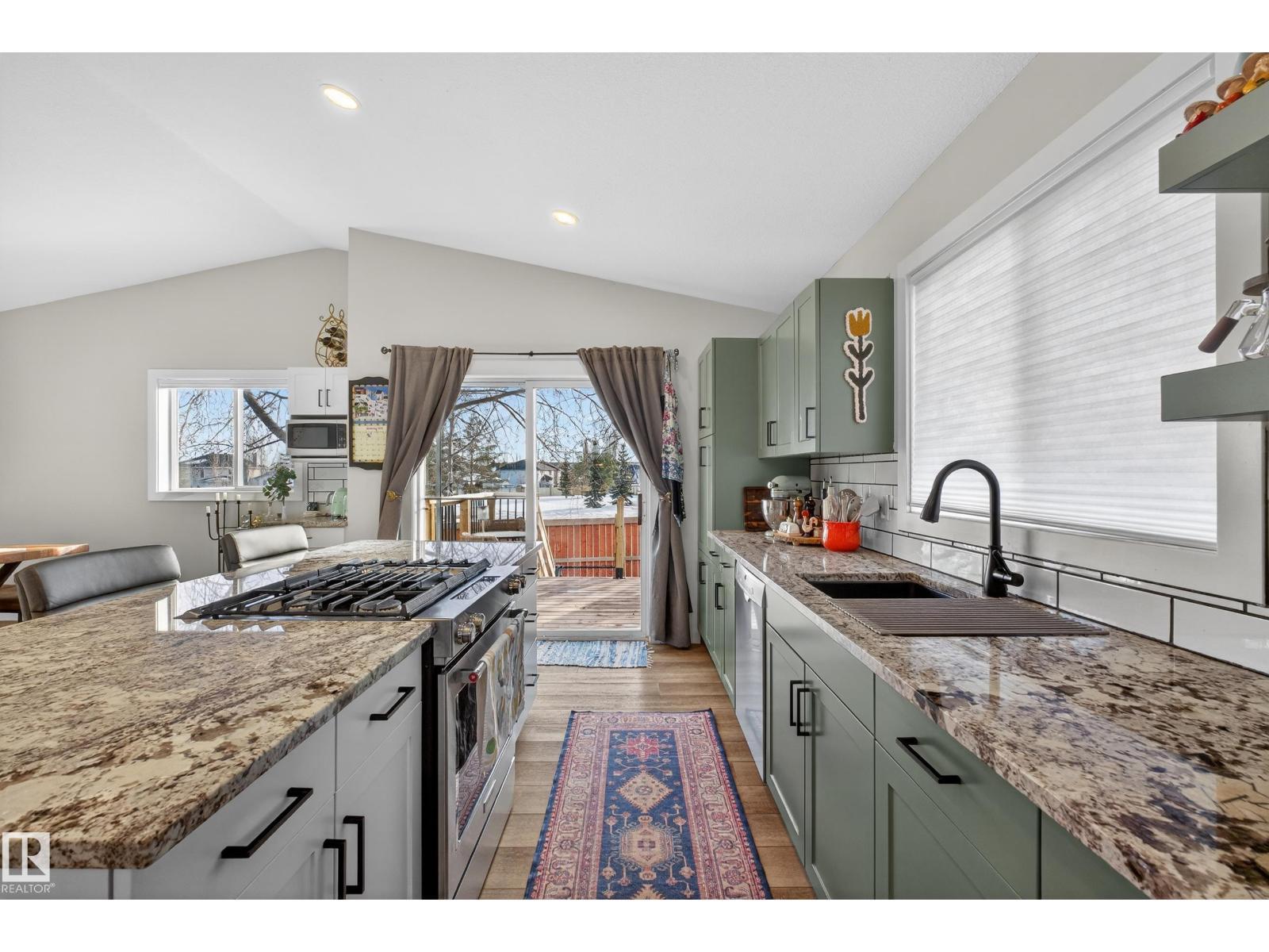 7 Lindsay Av, Spruce Grove, AB - Indoor Photo Showing Kitchen With Upgraded Kitchen